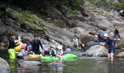 “더위 식히는데는 계곡이 최고지”