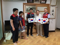 한국자유총연맹 수영구지회 광안1동분회, 광일아랫땀경로당에 태극기 퍼즐 증정