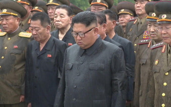 김영춘 영결식 참석한 김정은…비 흠뻑 맞아