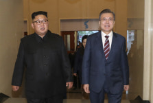 문 대통령 내외, 추가 정상회담 후 대동강수산물식당서 저녁...대집단체조 관람