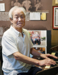 각종 유물 수집하는 안대영 한국기독교선교박물관 관장