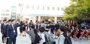 오케스트라 연주가 있는 등굣길 “웃으며 시작하면 하루종일 행복”