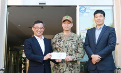 경남 진해 미해군 한국지역사령부 포어 대위, 후원금 전달