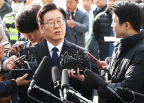 이재명 경기지사 출석...경기지사 한 시간은 1300만 시간 가치 있어