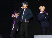 [국제포토] 몬트 “씨앤블루 정용화의 ‘여자여자해’ 무대”