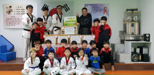 장림2동, 월드태권도장 ‘사랑의 라면 전달식’