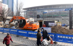 미세먼지에 공사장 먼지까지…숨막히는 부산역 광장