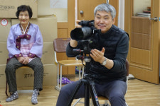 동주대 박희진교수 불우 노인들을 위한 24년째 영정사진 봉사활동