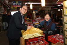 부산 중구, 구청장 설맞이 전통시장 방문