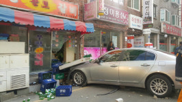 가속페달 착각 아침부터 식당으로 차량 돌진해 3명 부상