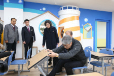 박종훈 경남교육감, 개교 앞둔 진주 충무공초등 방문