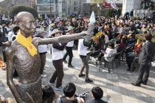 정발장군 동상 앞 징용노동자상