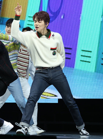 [국제포토] 투모로우바이투게더(TXT) 연준 “신인의 믿기 힘든 데뷔 무대”