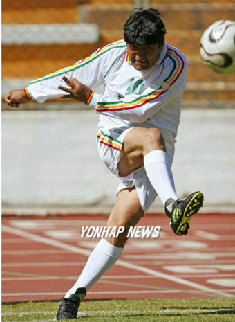 볼리비아, 현역 대통령이 프로 축구 선수로 계약