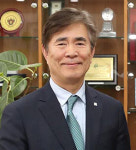 한석정 동아대 총장, 경찰로부터 감사패