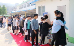 진주 대곡중 학생들, 마지막 스승의 날 ‘깜짝 허그 행사’