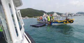 부산해경, 송정 구덕포항 인근 뒤집힌 레저보트에서 2명 구조