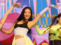 레드벨벳 조이 “타이틀곡 ‘짐살라빔’ 소화할 자신 있어 레게머리 했다”