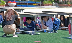 학교 운동장에서 지진 대피 훈련해요