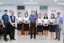 부산연제경찰서, 운전자 도와준 연제구6번 마을버스 기사와 부산여상 학생들에게 표창장 수여