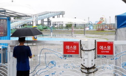 “화명야외수영장에 실내 건축용 페인트 써 이용객 피해”