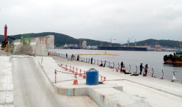 낚시꾼 안전에 뻥 뚫린 감천항 동방파제