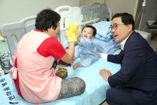 허성무 시장, 병원아동돌봄서비스 ‘1호 아동’ 위문