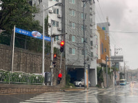 강한 바람에 신호등 꺾여…경찰 “안전통제 실시 중”