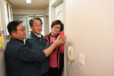 다대2동 독거노인을 위한「안심케이스」 설치,어르신의 위급한 상황에 꼭 확인하세요!