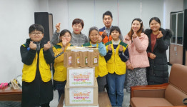 아이들이 직접 만든 손뜨개 목도리 기부로 훈훈한 겨울맞이