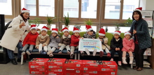 예뜰어린이집 원아 9명, 금정구 서2동 주민센터 방문·라면 10박스 전달