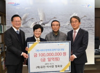 ㈜한국주철관공업이 설립한 (재)김전, 사하구청장에게 장학기금 1억 원 전달
