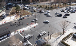 BRT(중앙버스차로제) 공사에 차도·보도 구분없이 뒤섞여…사고날까 ‘조마’