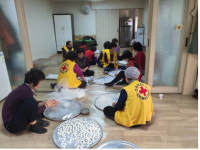 부곡3동 적십자봉사회, 동지 맞아 어르신들에 팥죽 대접
