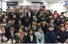 구서1동 우수태권도장 원생들, 사랑의 라면 전달