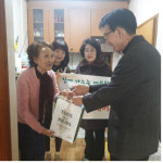 부산 중구 영주1동 주민센터 어르신 ‘사랑의 생신 롤케이크’ 전달