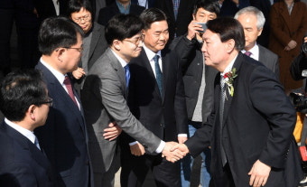 부산 온 윤석열, ‘좌천’된 복심 한동훈과 재회…말없이 악수만