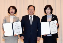 김석준 부산광역시교육감, 교원과 교육전문직원들에게 임명장 수여