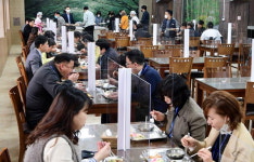 부산교육청에도 칸막이 식사 도입