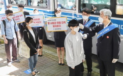 부산 대학가 대면수업 시작…총장이 직접 발열체크 하기도