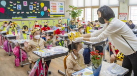87일 만에 열린 교문…아이들 신났는데 부모는 노심초사