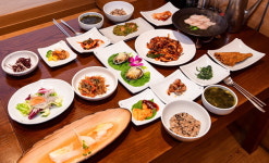 오동통 낙지, 뽀얀 전복…통영바다서 건져낸 해물 한상