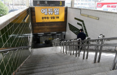 [뭐라노]부산 지하철 역사 10곳 중 3곳 에스컬레이터도 없다