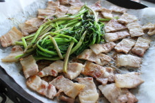 미나리에 삼겹살 얹어 쏙…이 봄의 맛 윤여정은 알까