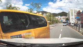 부산 구덕운동장 교차로에서 어린이집 통학차량-승용차 충돌사고