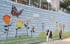 초등학교 담벼락에 피어난 꽃