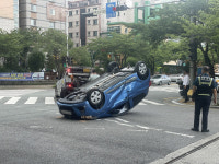 부산 사거리서 점멸신호에 서로 달려들다 쾅...차량 전복