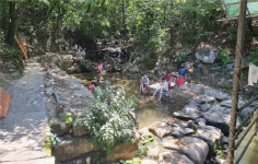 거리두기 지키고 계곡 제모습도 찾고… 김해시, 장척계곡 불법시설 철거 시민 품에