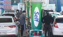 유류세 인하에 싼 주유소 장사진…일부는 안 내려 혼란