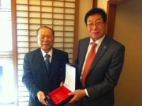 모교 조선대에 고서 147권 기증